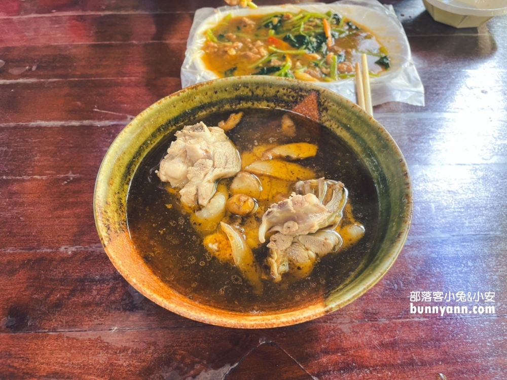 陽明山美食》何記麻油雞，士林這家麻油雞湯真不錯喝，炒羊肉也很猛。