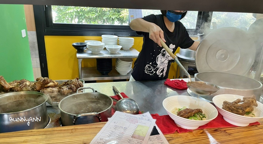 【哇哇哇大骨麵】比小孩手還粗的大骨麵，台東美食推薦