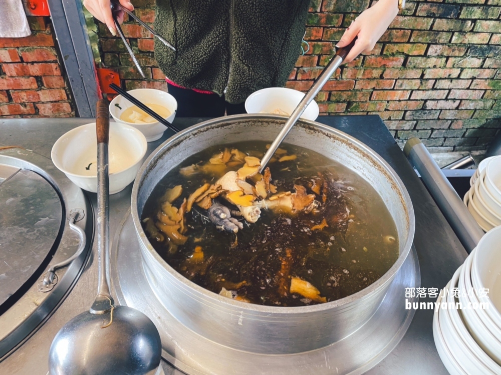 陽明山美食》草山風情藥膳餐廳，陽明山麻油雞這家真不錯喝，有整隻雞腿。