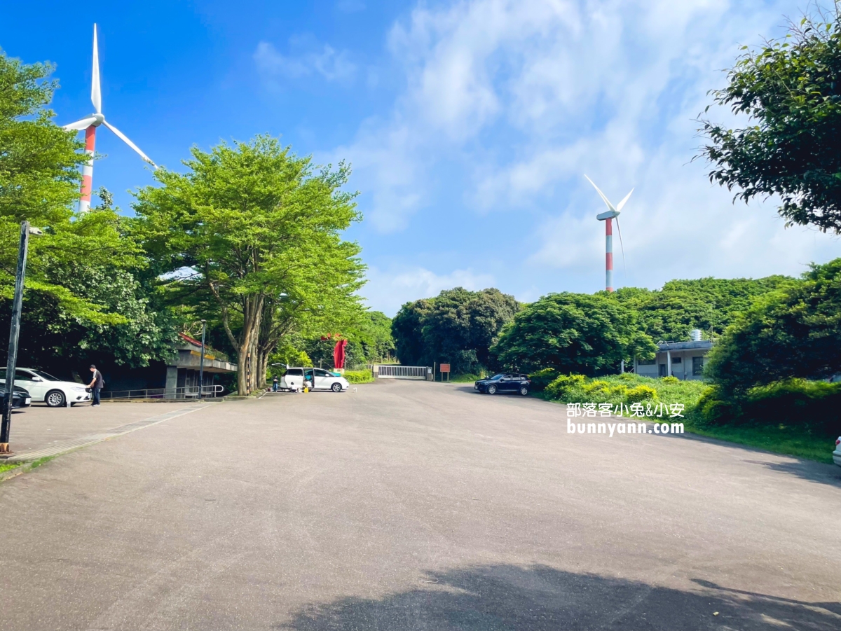 石門景點石門風力發電觀景台湛藍天空下的美麗風車。