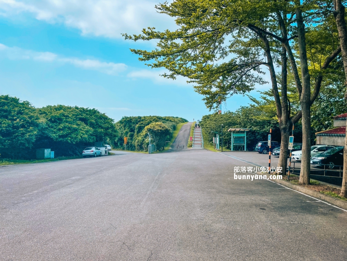 石門景點石門風力發電觀景台湛藍天空下的美麗風車。