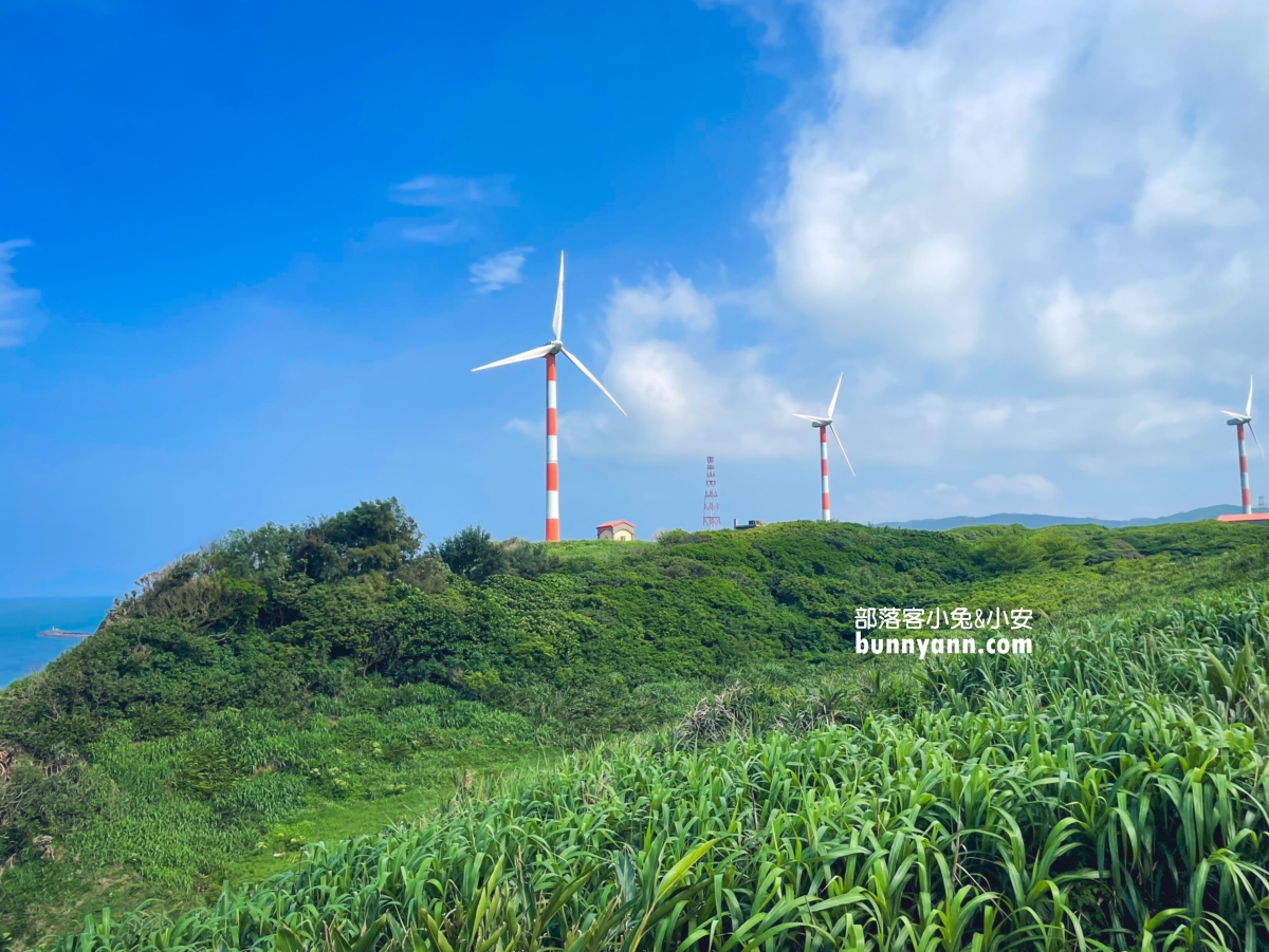 石門景點石門風力發電觀景台湛藍天空下的美麗風車。