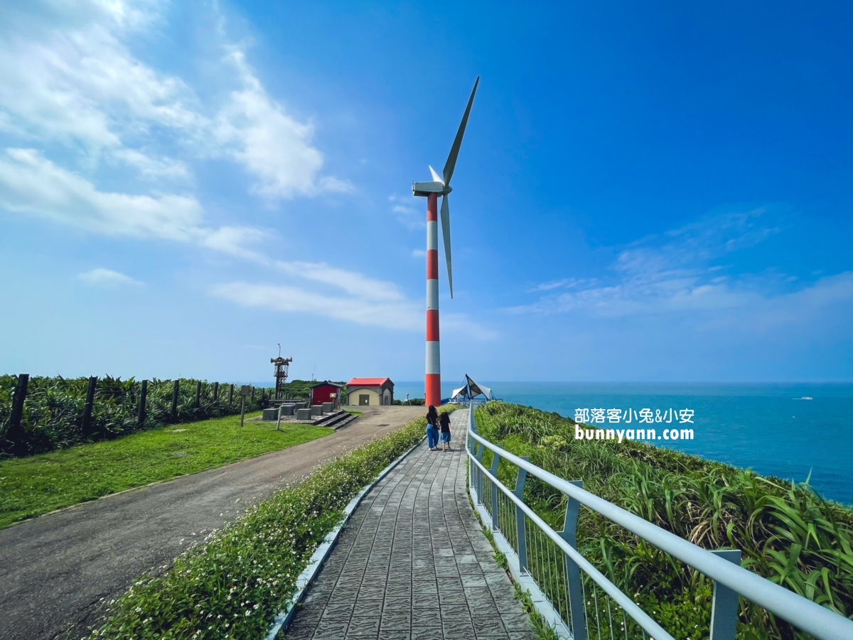 石門景點石門風力發電觀景台湛藍天空下的美麗風車。