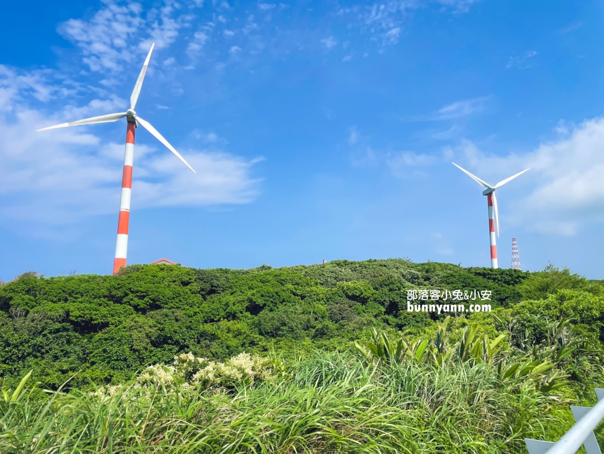 石門景點石門風力發電觀景台湛藍天空下的美麗風車。