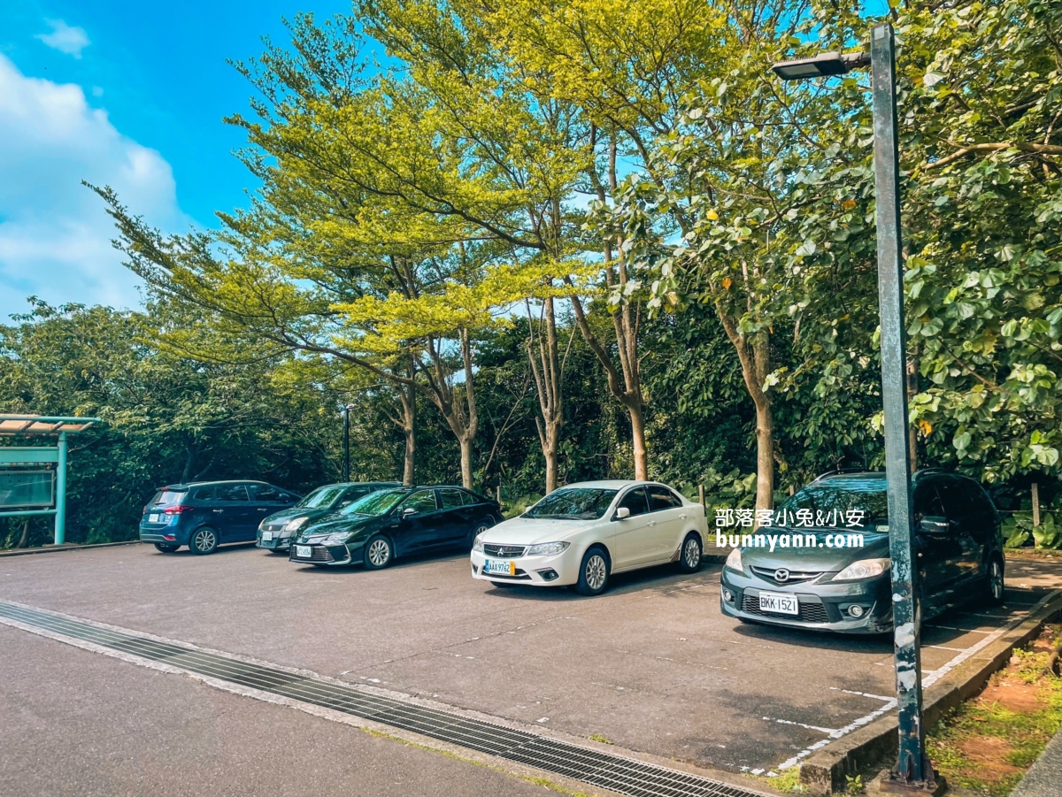 石門景點石門風力發電觀景台湛藍天空下的美麗風車。