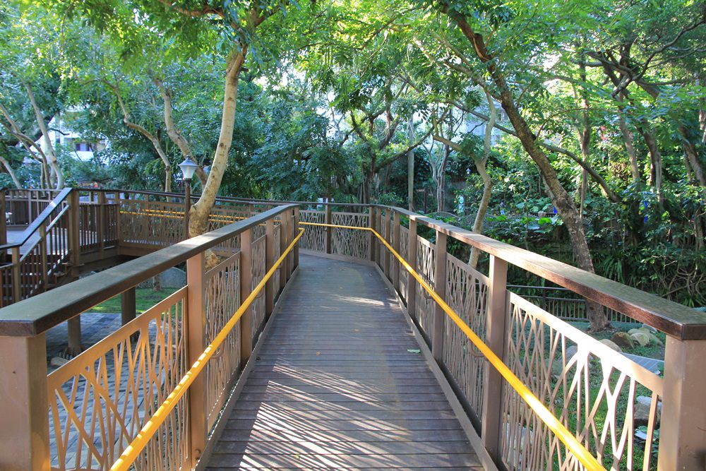 台北親子景點 | 天母東和公園免費玩兩層樓旋轉溜滑梯、湯姆歷險記森林遊樂場、木屑鋪面超有心～