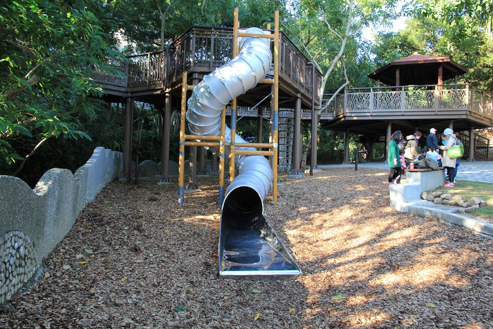 台北親子景點 | 天母東和公園免費玩兩層樓旋轉溜滑梯、湯姆歷險記森林遊樂場、木屑鋪面超有心～