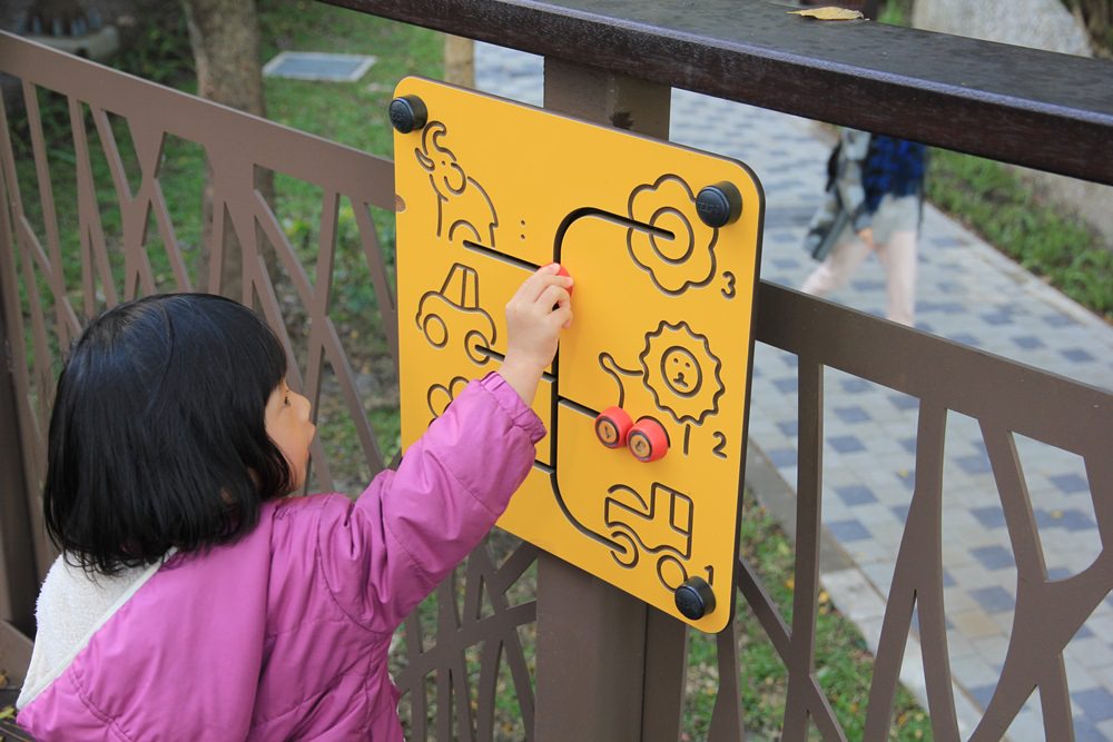 【天母東和公園】免費玩兩層樓旋轉溜滑梯，湯姆歷險記森林遊樂場真棒。