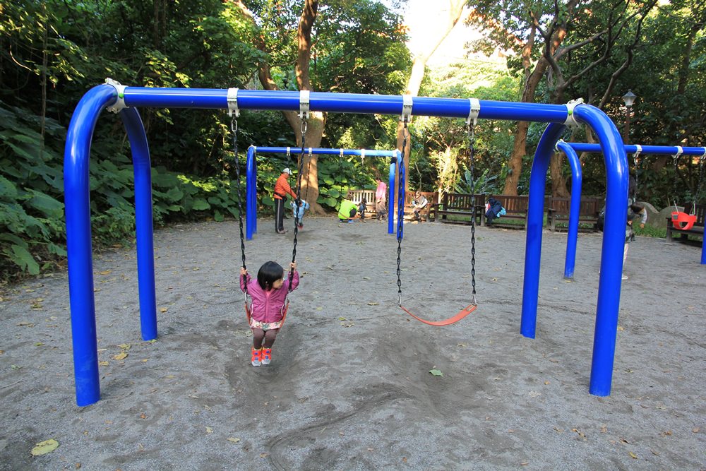 台北親子景點 | 天母東和公園免費玩兩層樓旋轉溜滑梯、湯姆歷險記森林遊樂場、木屑鋪面超有心～