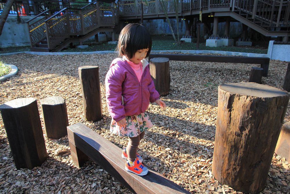 台北親子景點 | 天母東和公園免費玩兩層樓旋轉溜滑梯、湯姆歷險記森林遊樂場、木屑鋪面超有心～