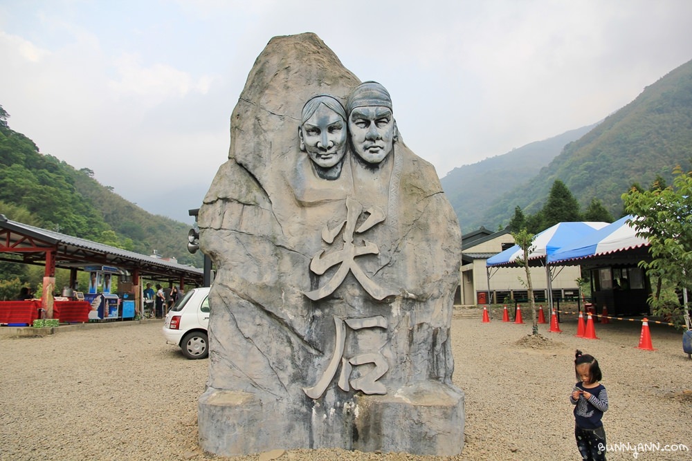 尖石青蛙石天空步道，新竹唯一玻璃景觀平台賞彩虹飛瀑，親近大自然的好地方～