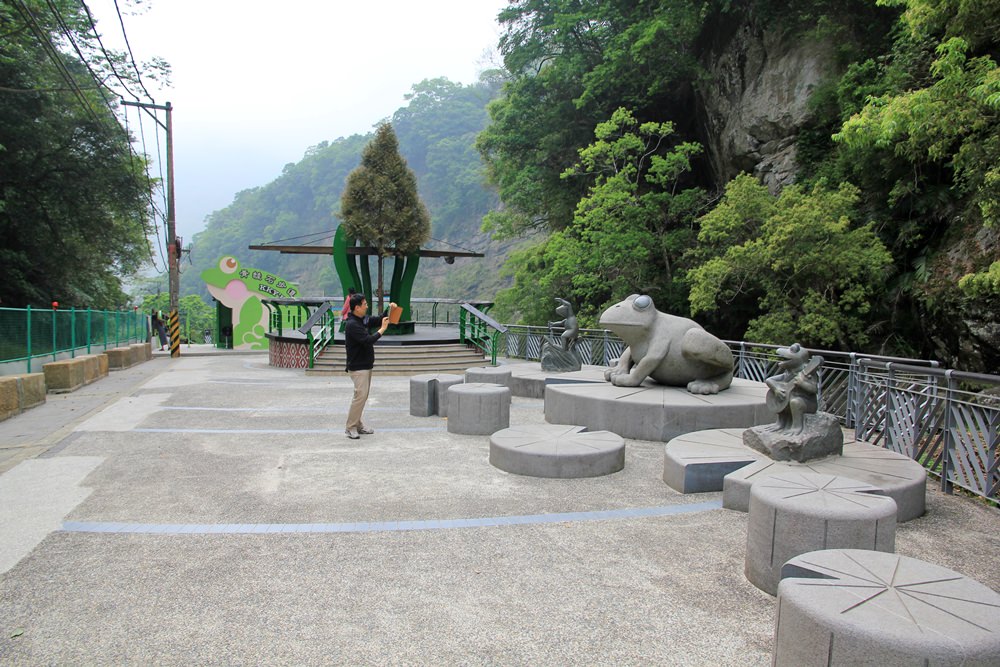 尖石青蛙石天空步道，新竹唯一玻璃景觀平台賞彩虹飛瀑，親近大自然的好地方～