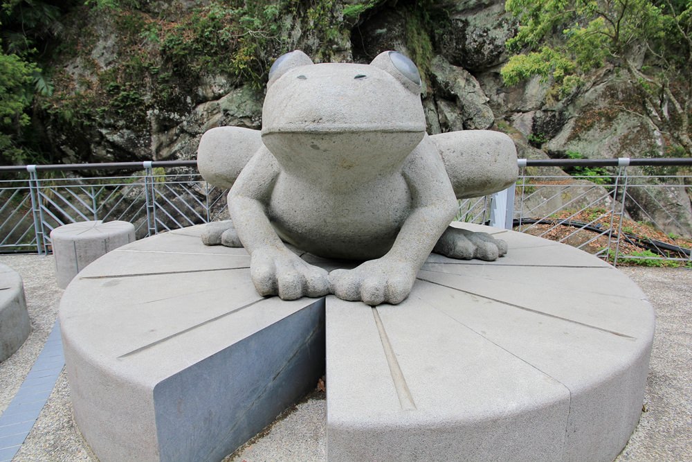 尖石青蛙石天空步道，新竹唯一玻璃景觀平台賞彩虹飛瀑，親近大自然的好地方～