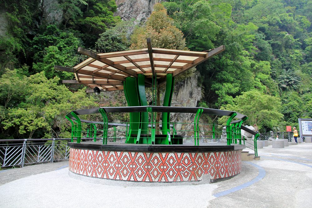 尖石青蛙石天空步道，新竹唯一玻璃景觀平台賞彩虹飛瀑，親近大自然的好地方～