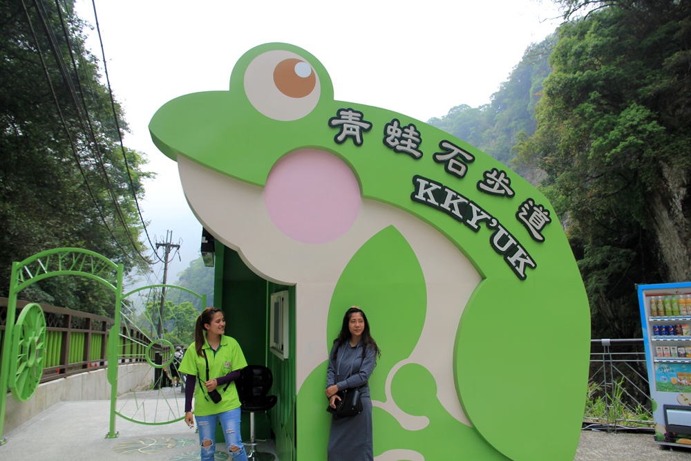 尖石青蛙石天空步道，新竹唯一玻璃景觀平台賞彩虹飛瀑，親近大自然的好地方～