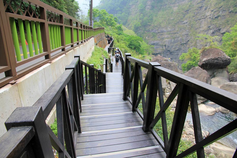 尖石青蛙石天空步道，新竹唯一玻璃景觀平台賞彩虹飛瀑，親近大自然的好地方～