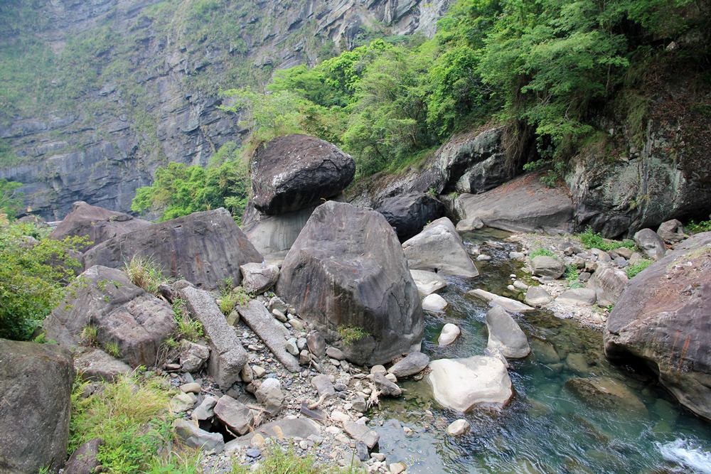 尖石青蛙石天空步道，新竹唯一玻璃景觀平台賞彩虹飛瀑，親近大自然的好地方～