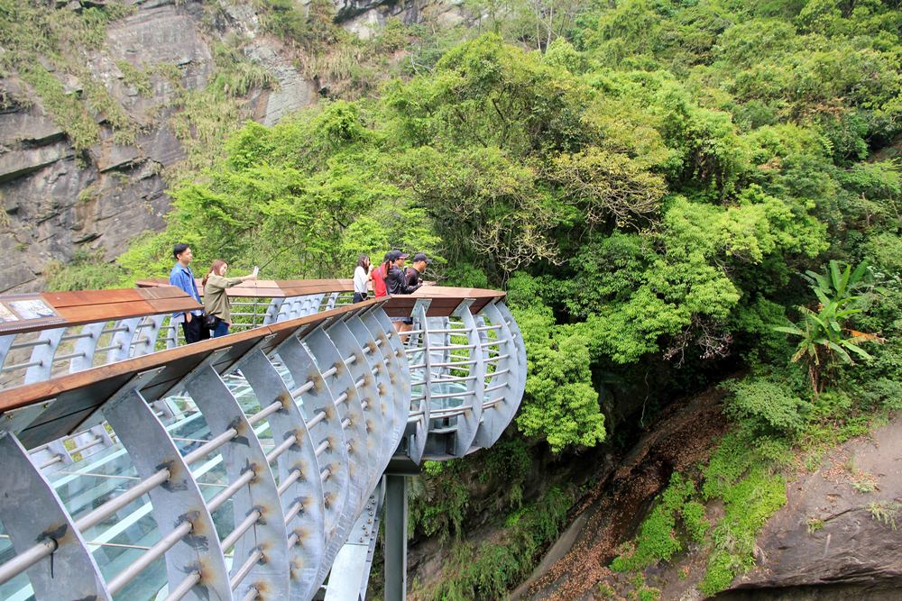 尖石青蛙石天空步道，新竹唯一玻璃景觀平台賞彩虹飛瀑，親近大自然的好地方～