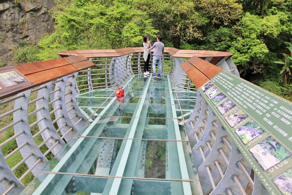 尖石青蛙石天空步道，新竹唯一玻璃景觀平台賞彩虹飛瀑，親近大自然的好地方～