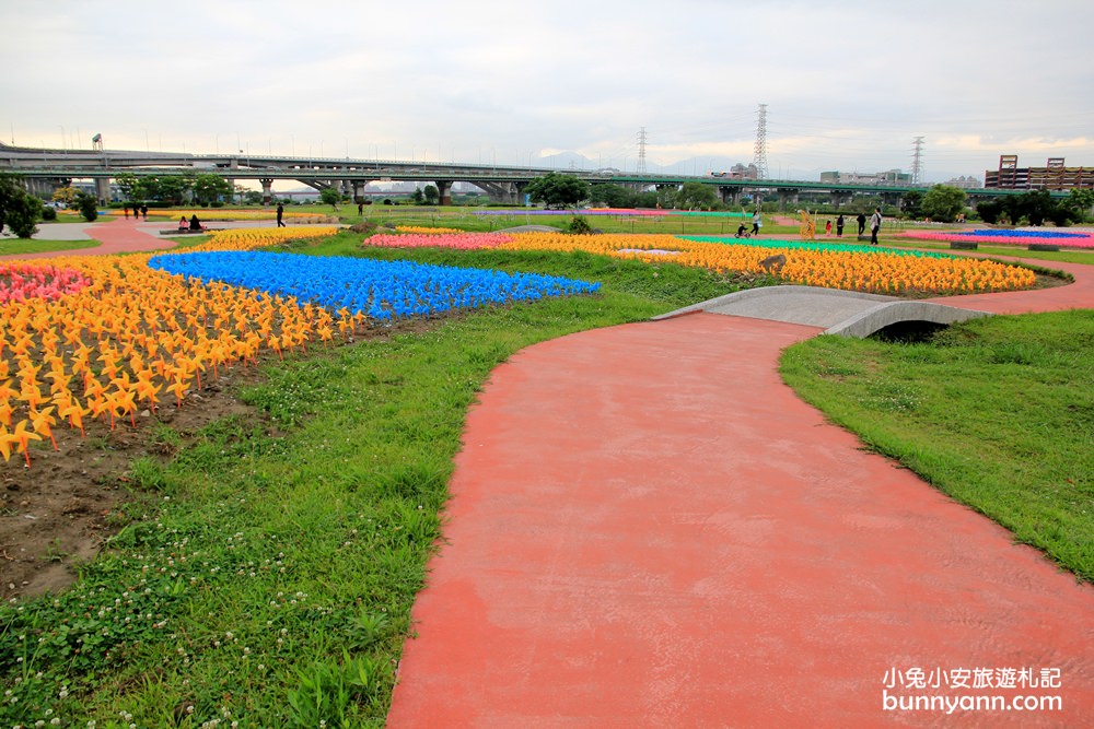 板橋新約會點 | 江翠礫間水岸蝴蝶公園，走進浪漫星空隧道、九萬隻風車組的夢幻大地景色！