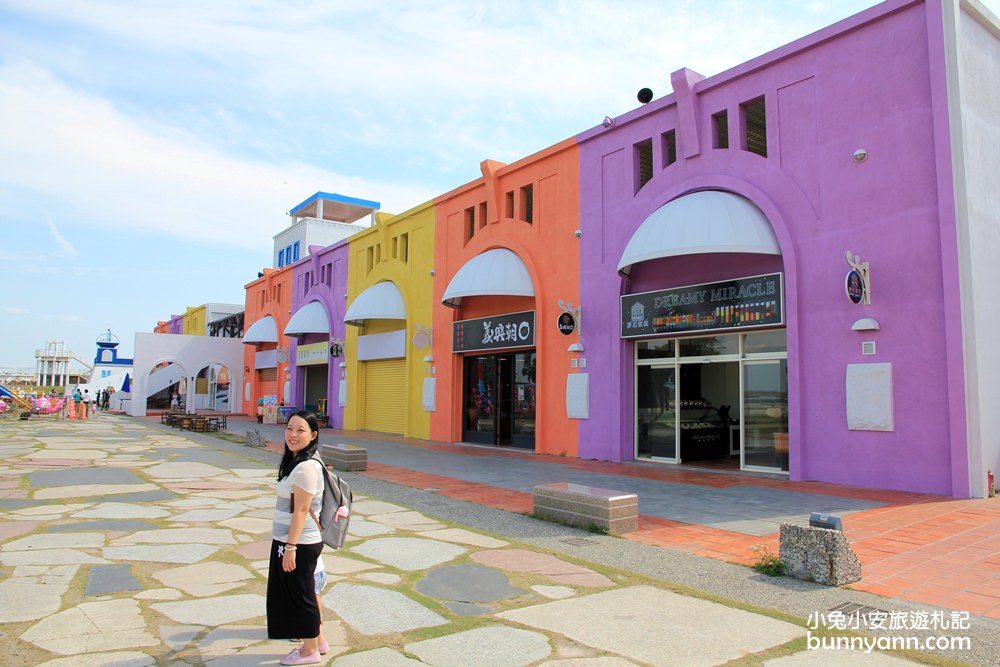 嘉義新打卡點 | 東石漁人碼頭愛琴海異國建築，彩色蚵殼屋、海豚隧道、經緯度塔超美麗！