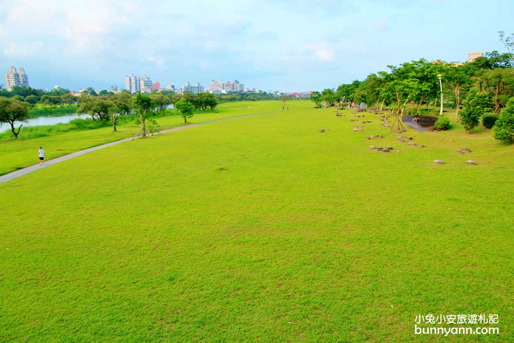 宜蘭景點 | 漂浮！慶和橋津梅棧道，打卡廢棄工業風長廊，橋下河濱大草原隨你奔跑~