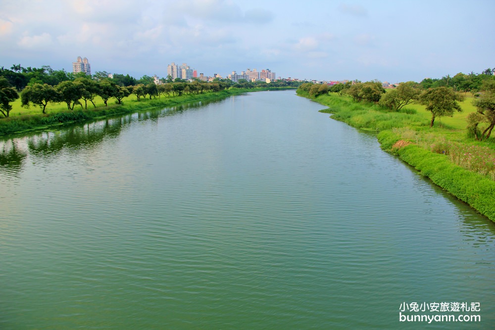 宜蘭景點 | 漂浮！慶和橋津梅棧道，打卡廢棄工業風長廊，橋下河濱大草原隨你奔跑~