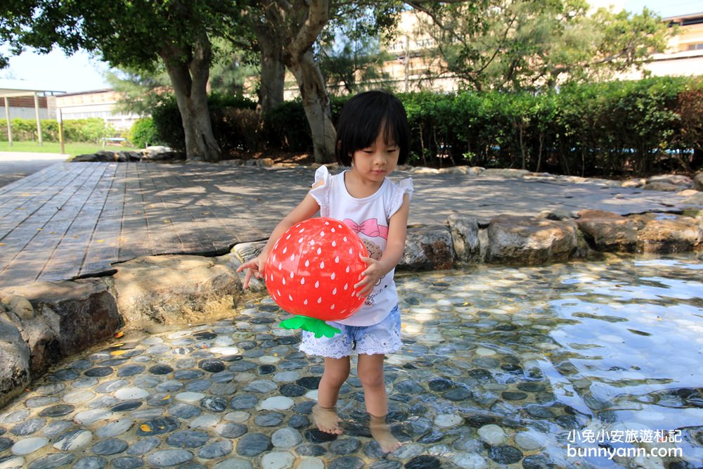 苗栗景點推薦》臺鹽通霄觀光園區(鹽來館)，溫泉海水免費泡腳好地方。