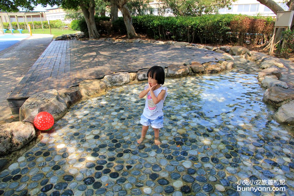 苗栗景點推薦》臺鹽通霄觀光園區(鹽來館)，溫泉海水免費泡腳好地方。