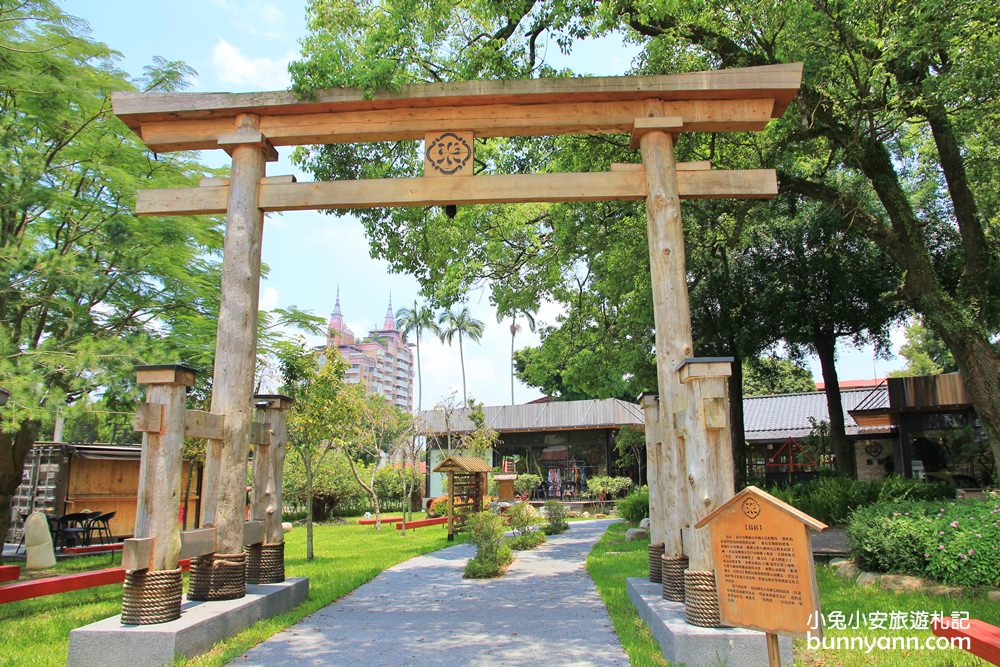 南投埔里景點》鳥居喫茶食堂，快閃拍兩層樓道地超大鳥居、日本擂鼓與巨人手掌超震撼～