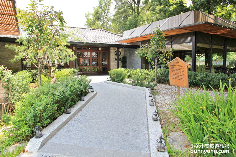 南投埔里景點》鳥居喫茶食堂，快閃拍兩層樓道地超大鳥居、日本擂鼓與巨人手掌超震撼～