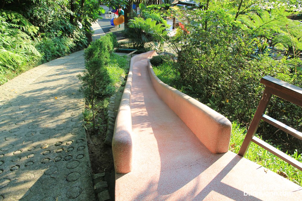 新埔森林鳥花園(已歇業)，超長森林溜滑梯、大樹屋、戲水池整個玩翻天~