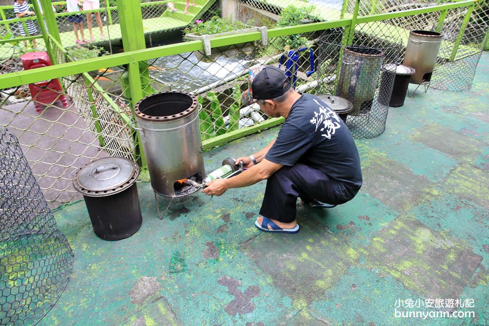 新北萬里淺沐道休閒農莊，石板烤肉、小溪盪鞦韆、戲水池超好玩，桶仔雞嫩又多汁好無敵