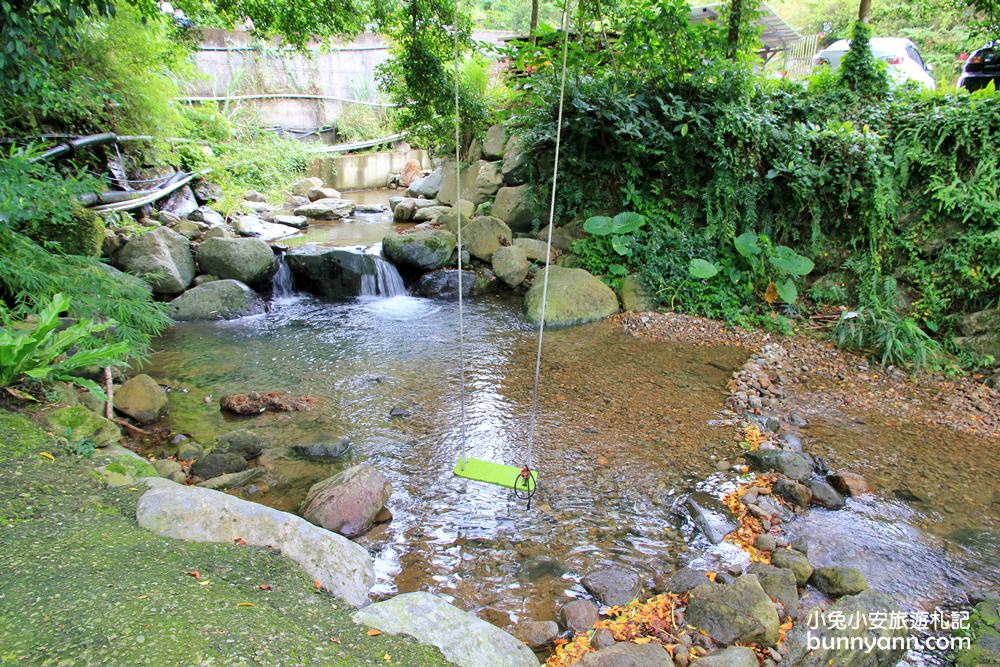 新北萬里淺沐道休閒農莊，石板烤肉、小溪盪鞦韆、戲水池超好玩，桶仔雞嫩又多汁好無敵