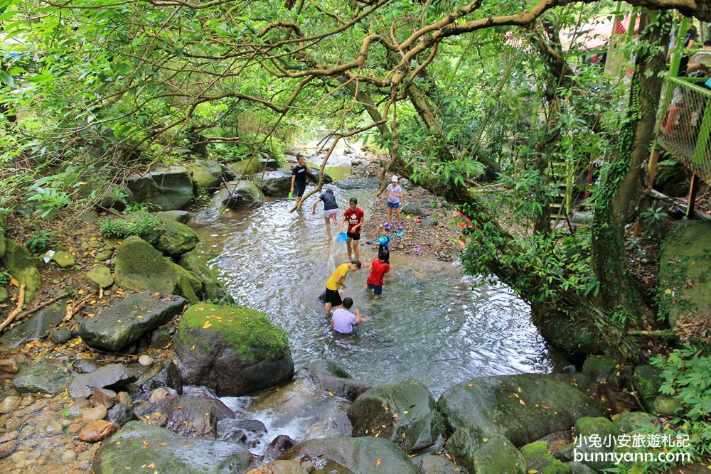 新北萬里淺沐道休閒農莊，石板烤肉、小溪盪鞦韆、戲水池超好玩，桶仔雞嫩又多汁好無敵