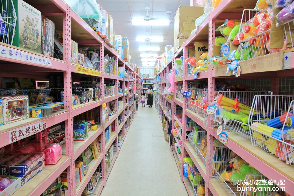 台中玩具店》亞細亞toys台中店～玩具百貨量販批發商場，上萬件超划算玩具逛到失心瘋～