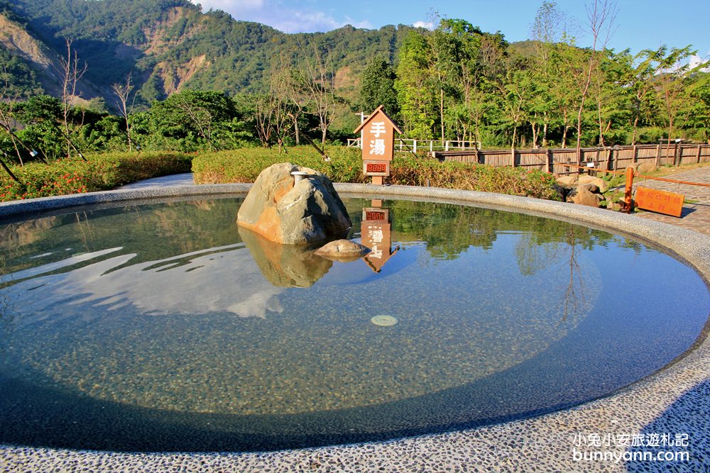 高雄景點》寶來花賞溫泉公園，群山包圍的足湯秘境，美人溫泉好滑嫩~