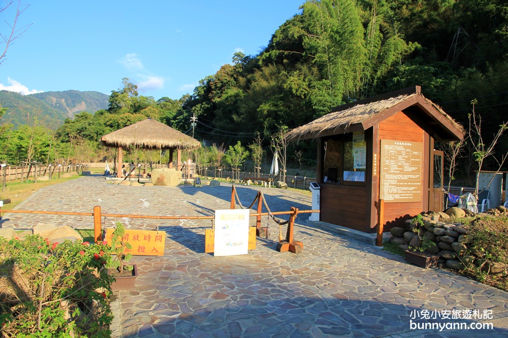 高雄景點》寶來花賞溫泉公園，群山包圍的足湯秘境，美人溫泉好滑嫩~