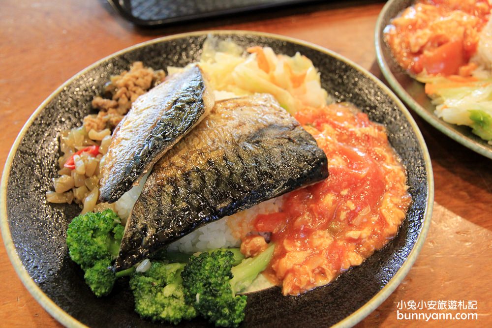 高雄景點》華一休閒農場，餵羊羊吃牧草、吃羊奶冰、草地放風郊遊趣