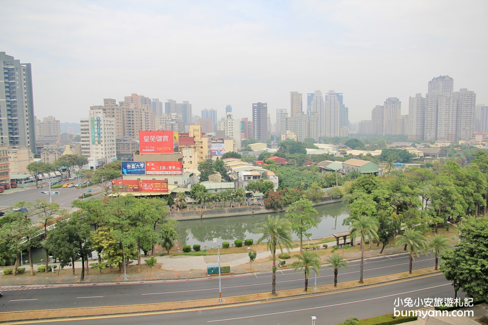 高雄景點》維格餅家高雄黃金菠蘿城堡，空中花園、免費試吃，來去鳳梨王國玩～