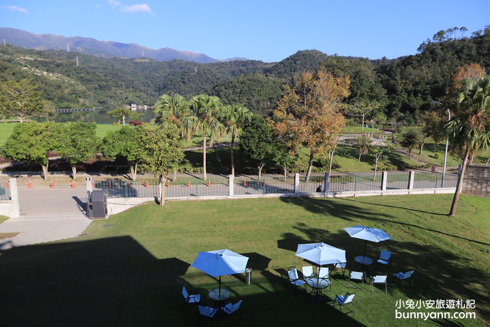 宜蘭景點》龍潭湖畔悠活園區，HoWine&Cafe純白貨櫃景觀咖啡，美麗湖光山色全都賞～