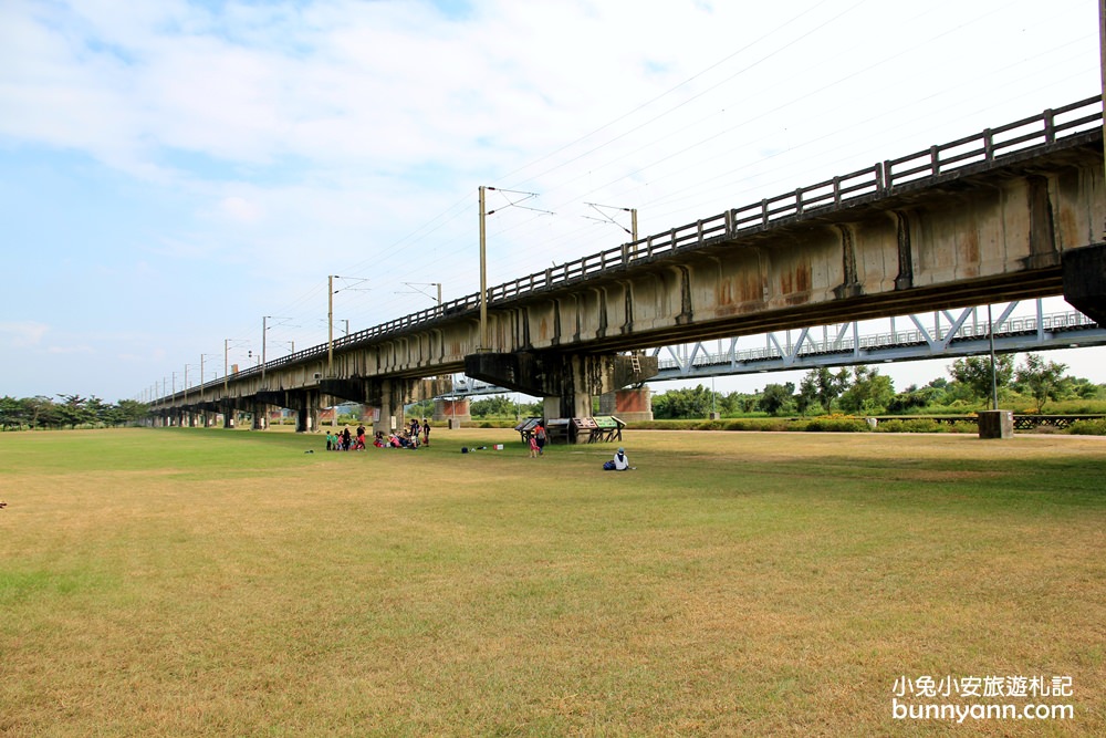 高雄景點》大樹舊鐵橋天空步道，草地野餐、漫步鋼骨鐵橋步道，拍火車飛馳超有趣~