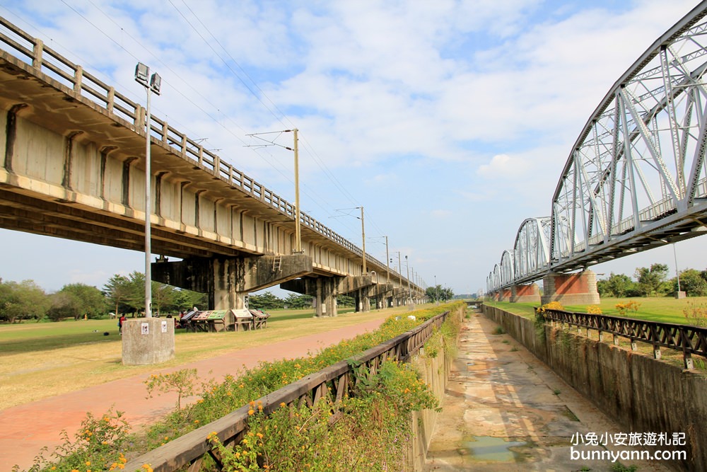 高雄景點》大樹舊鐵橋天空步道，草地野餐、漫步鋼骨鐵橋步道，拍火車飛馳超有趣~