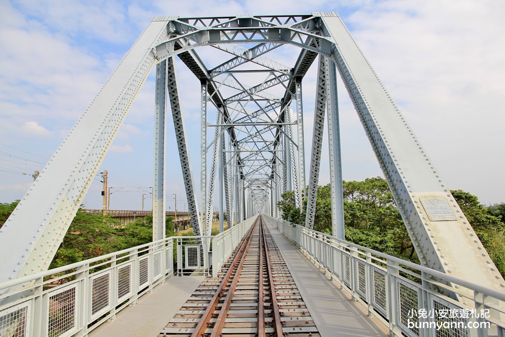 高雄景點》大樹舊鐵橋天空步道，草地野餐、漫步鋼骨鐵橋步道，拍火車飛馳超有趣~