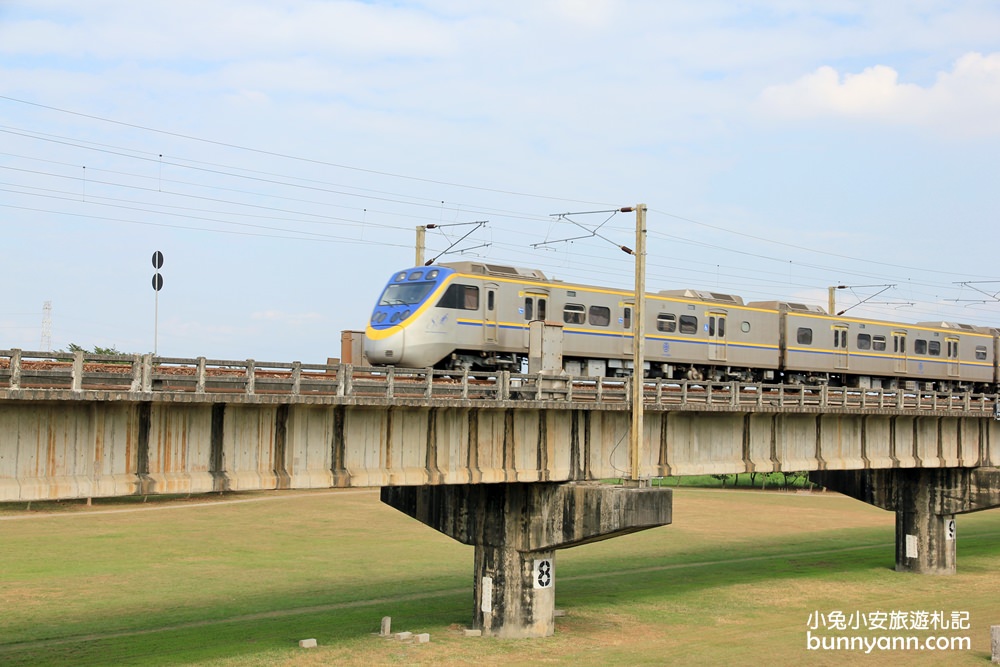 高雄景點》大樹舊鐵橋天空步道，草地野餐、漫步鋼骨鐵橋步道，拍火車飛馳超有趣~