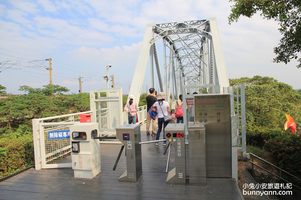 高雄景點》大樹舊鐵橋天空步道，草地野餐、漫步鋼骨鐵橋步道，拍火車飛馳超有趣~