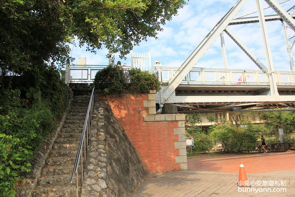 高雄景點》大樹舊鐵橋天空步道，草地野餐、漫步鋼骨鐵橋步道，拍火車飛馳超有趣~