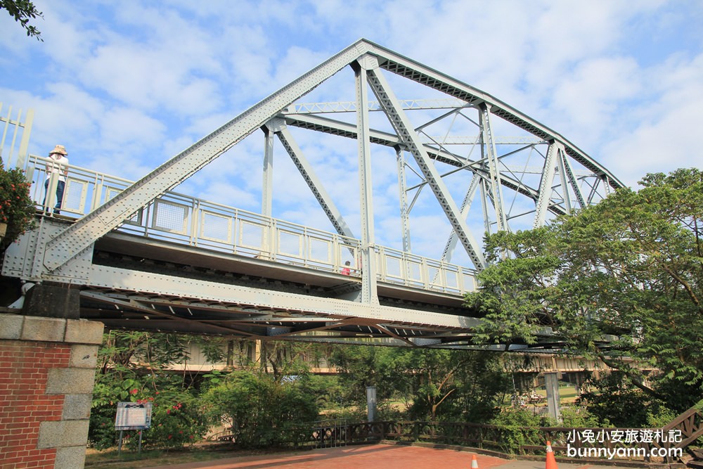 高雄景點》大樹舊鐵橋天空步道，草地野餐、漫步鋼骨鐵橋步道，拍火車飛馳超有趣~