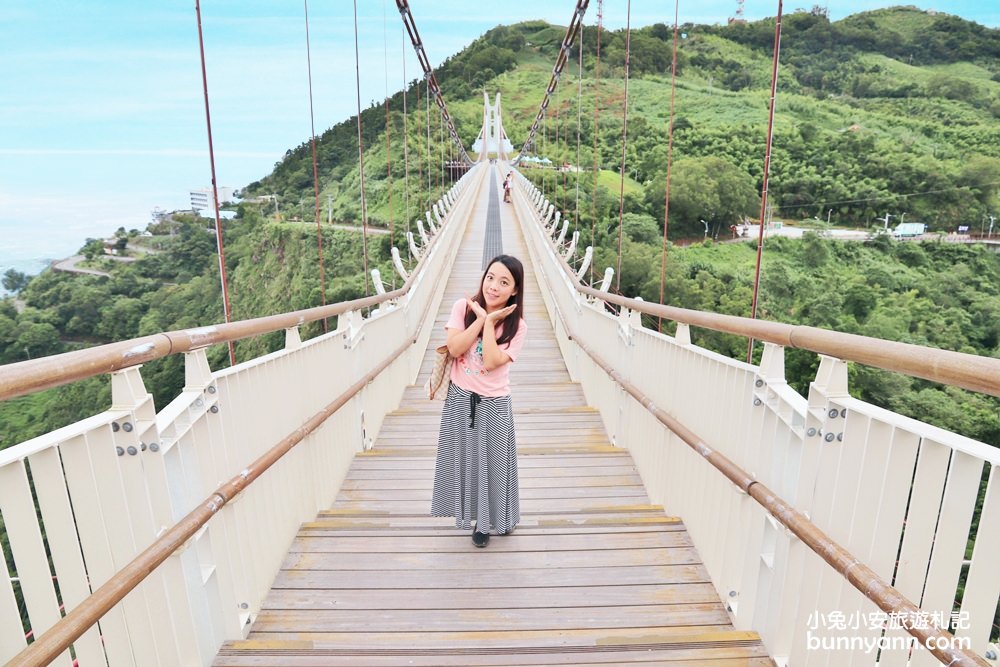 嘉義太平雲梯，順遊景點推薦，純白色橋身在山谷間畫下美麗線條