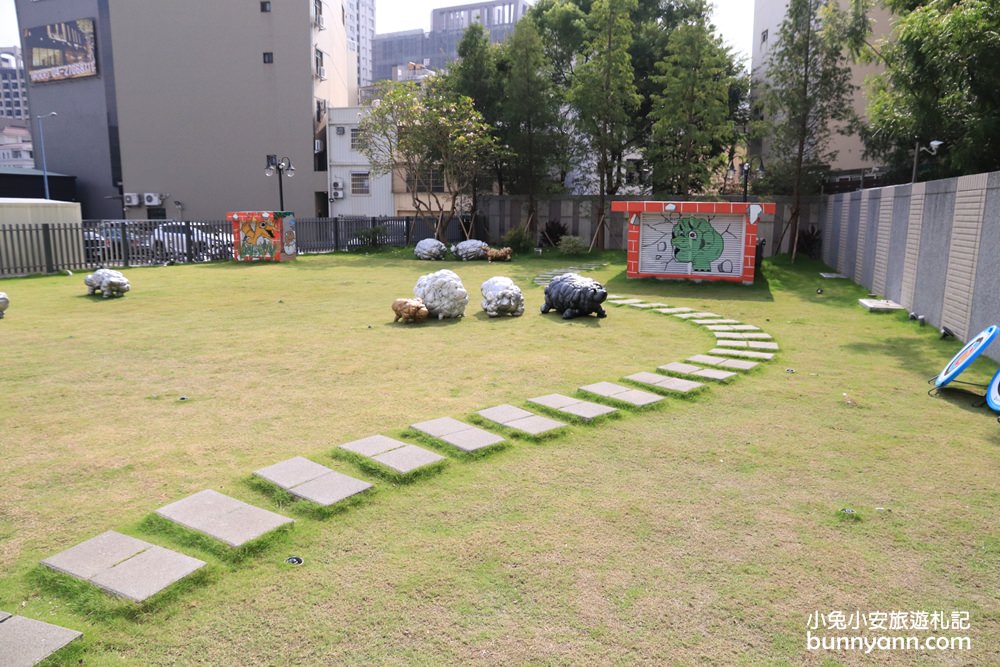 台中住宿》余舍行旅，早餐吃牛排跟免費看電影，離逢甲夜市又超近